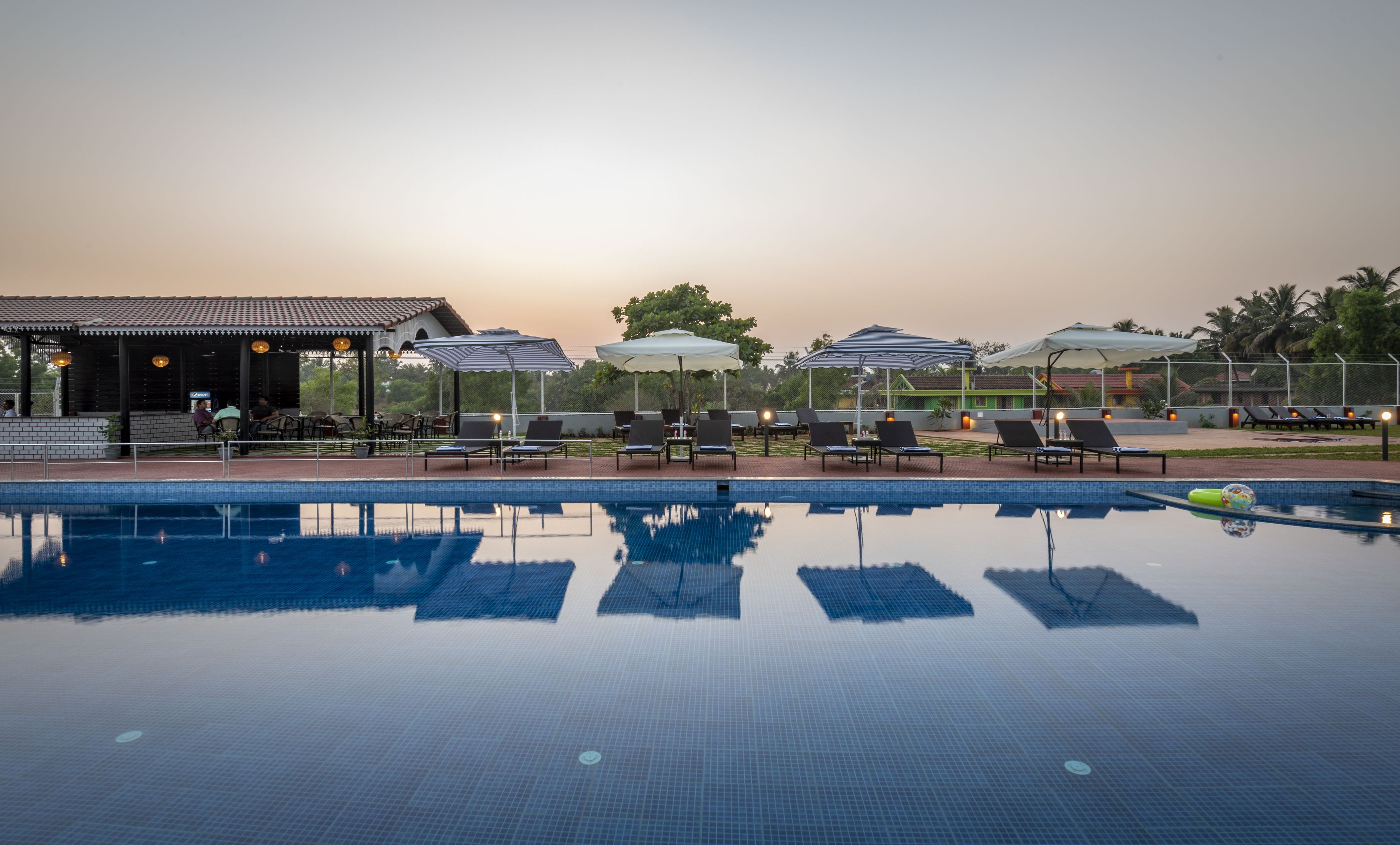 室外游泳池，07:30 至 18:00 开放，池畔遮阳伞