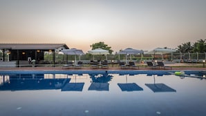 حمّام سباحة خارجي، مظلات على حمّام السباحة