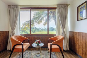 Premium-rum - 1 sovrum - utsikt mot trädgården | Sängtillbehör av högsta kvalitet och värdeförvaringsskåp på rummet