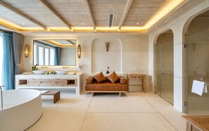 Stelia Residences 2 Bedroom Ocean View with Private Pool | Bad | Kombinert dusj/badekar, regndusjhode og toalettartikler (inkludert)