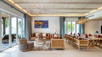 Stelia Residences 2 Bedroom Ocean View with Private Pool | Opções para refeição no quarto