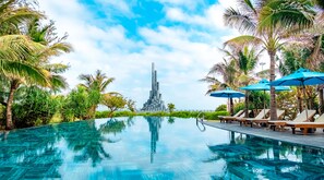2 つの屋外プール、サンラウンジャー