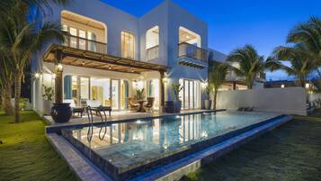 Villa, 3 habitaciones, piscina privada, vistas al mar | Zona de estar | Televisión LCD de 59 pulgadas con canales por cable, una televisión