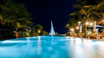 2 piscinas al aire libre, sillones reclinables de piscina