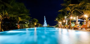 2 outdoor pools, sun loungers