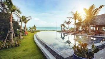 2 outdoor pools, pool loungers