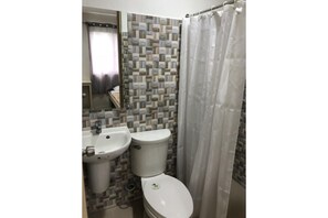 Regadera, amenidades de baño gratuitas, bidet, toallas