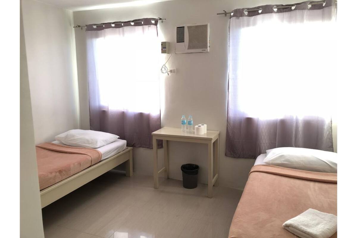 Habitación estándar con 2 camas individuales | 4 habitaciones, escritorio, insonorización y wifi gratis