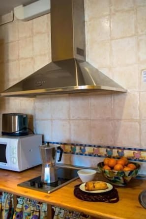 Microwave, stovetop, coffee/tea maker, toaster - Alojamientos Rurales La Aldaba (Navalagamella)