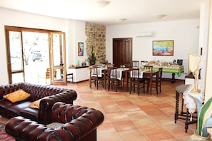 Casa, camere multiple, piscina privata | Area soggiorno | TV LCD