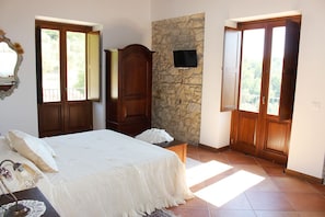 9 bedrooms, cribs/infant beds, free WiFi, bed sheets