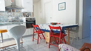 Appartement, 2 chambres | Restauration dans la chambre