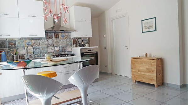 Apartment, 2 Schlafzimmer | Essbereich im Zimmer