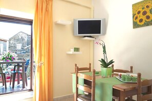 Ferienhaus, 2 Schlafzimmer, Talblick | Essbereich im Zimmer