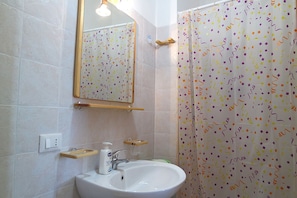 House, 2 Bedrooms, Valley View | Bathroom | Shower, bidet, towels