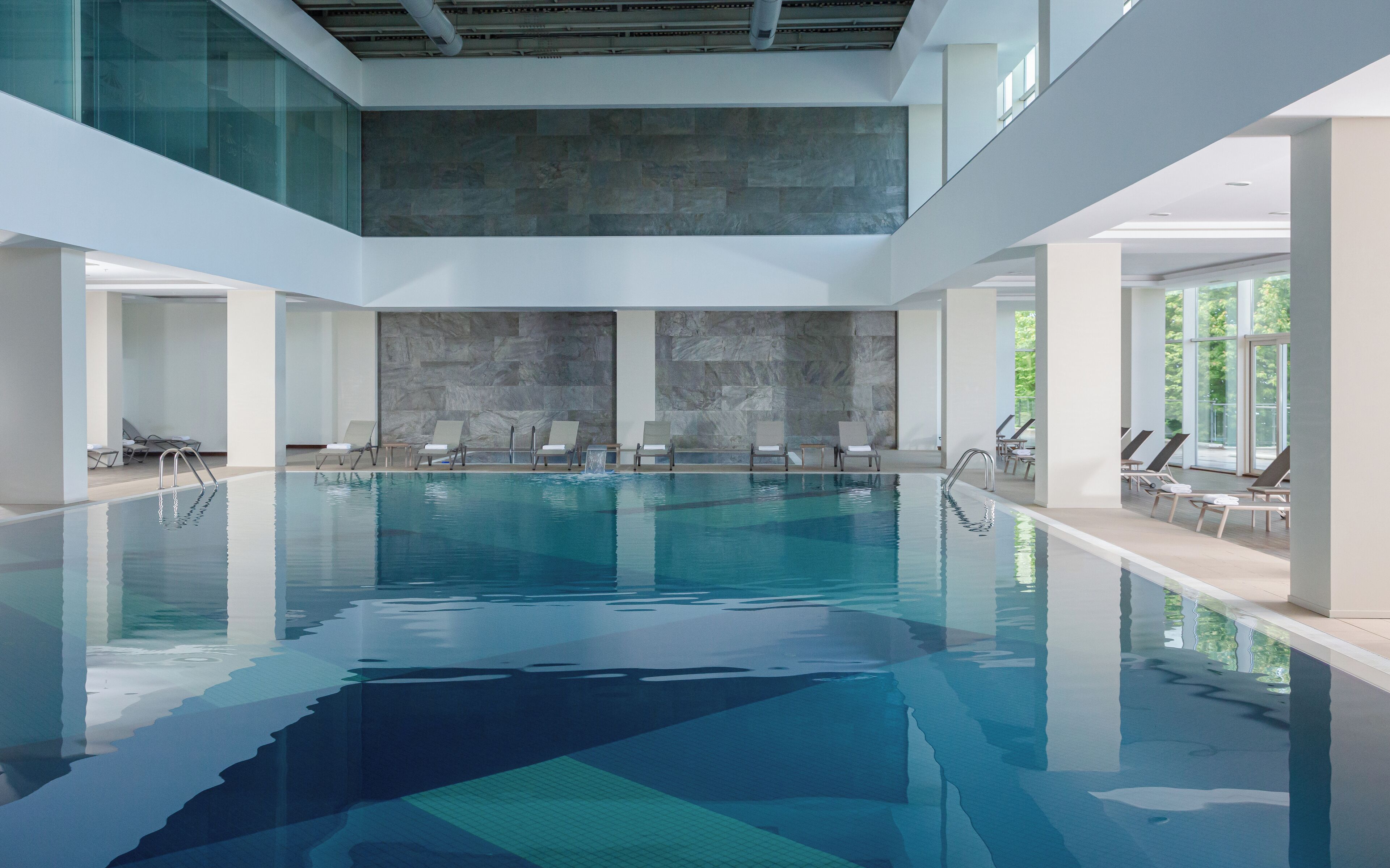 Innendørsbasseng, sesongbasert utendørsbasseng og solsenger