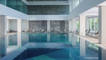 Innendørsbasseng, sesongbasert utendørsbasseng og solsenger