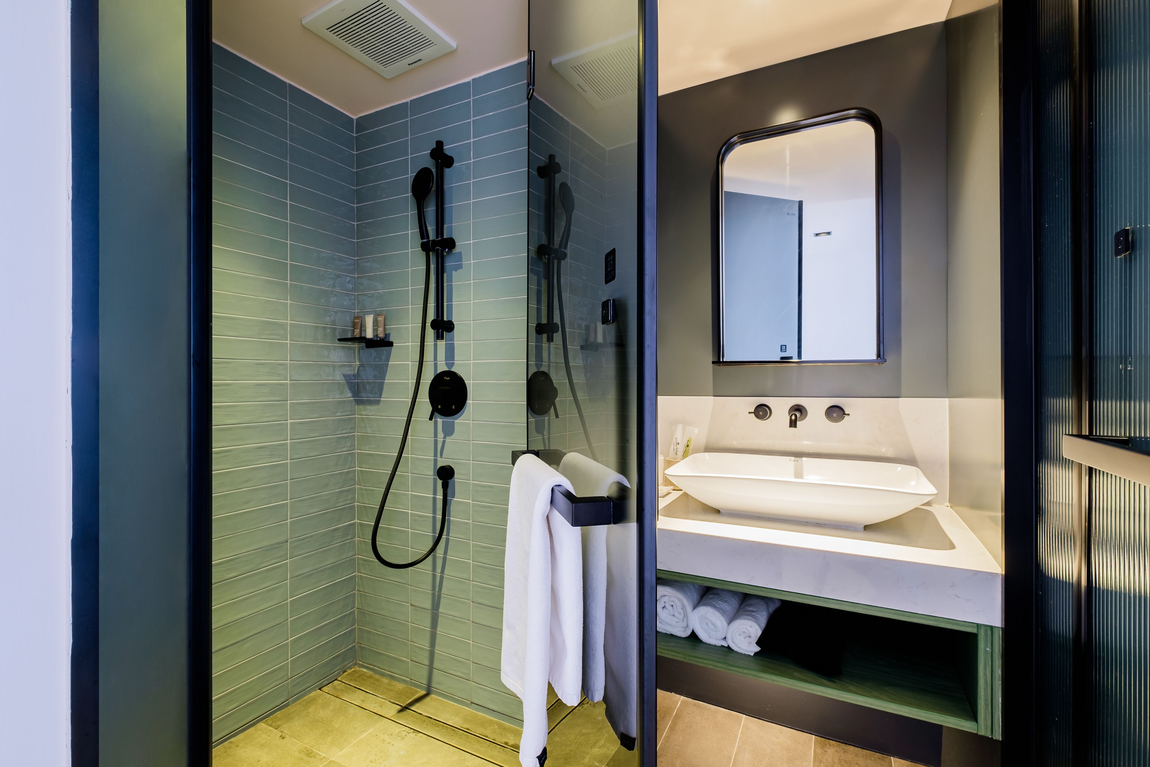 Exclusive Twin Room | Bathroom | Free toiletries, hair dryer, slippers, towels
