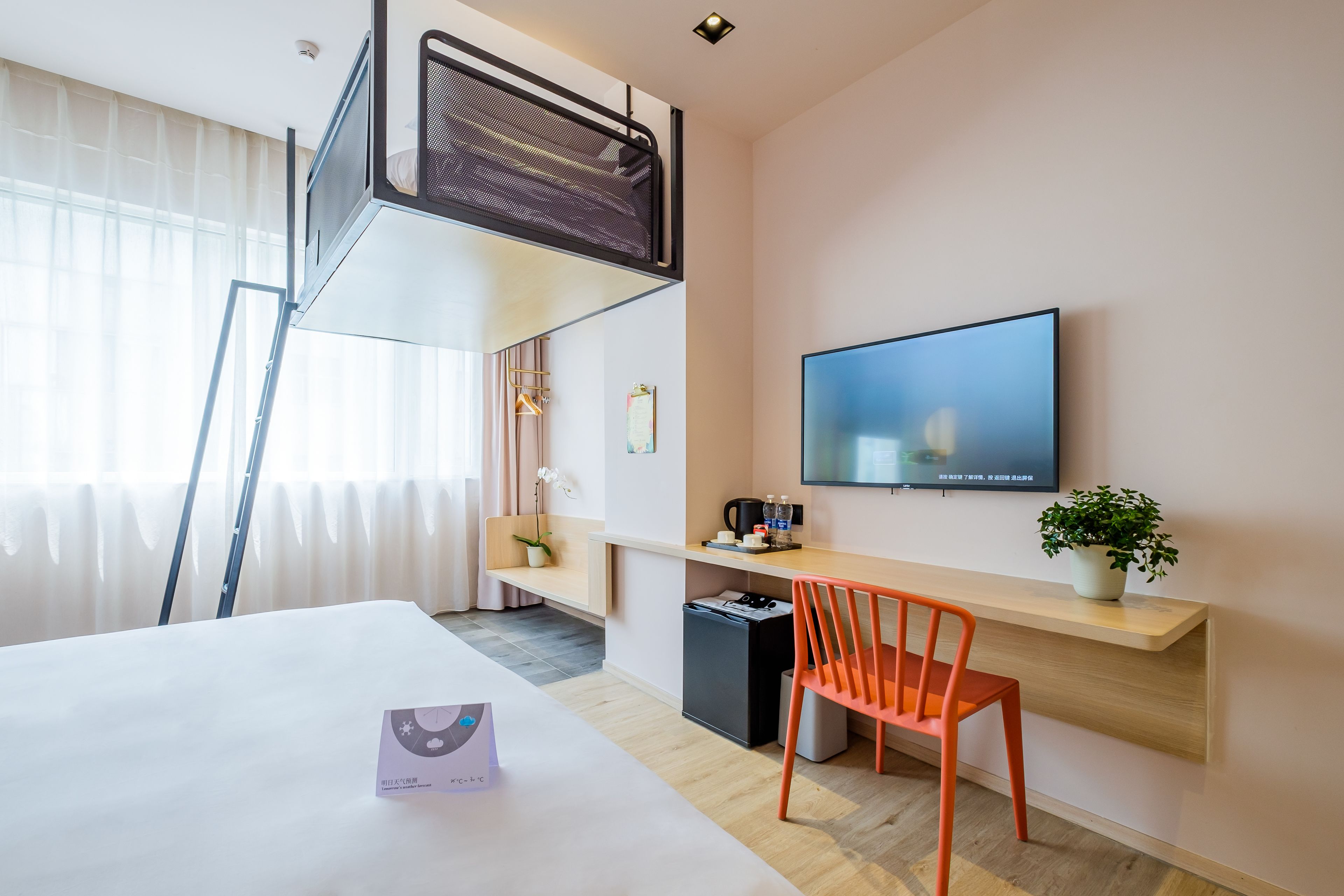 deluxe double room | minibar, in-room safe, desk, blackout curtains