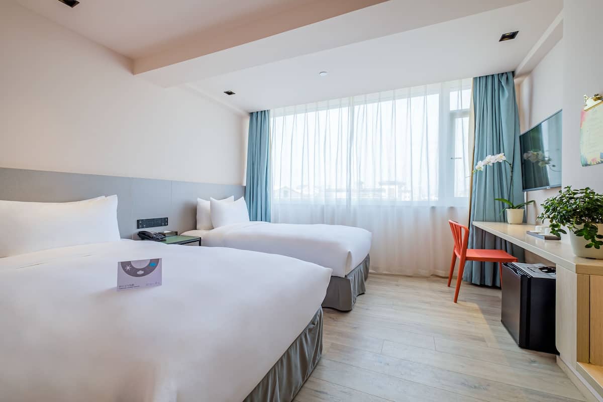 Exclusive Twin Room | Minibar, in-room safe, desk, blackout curtains