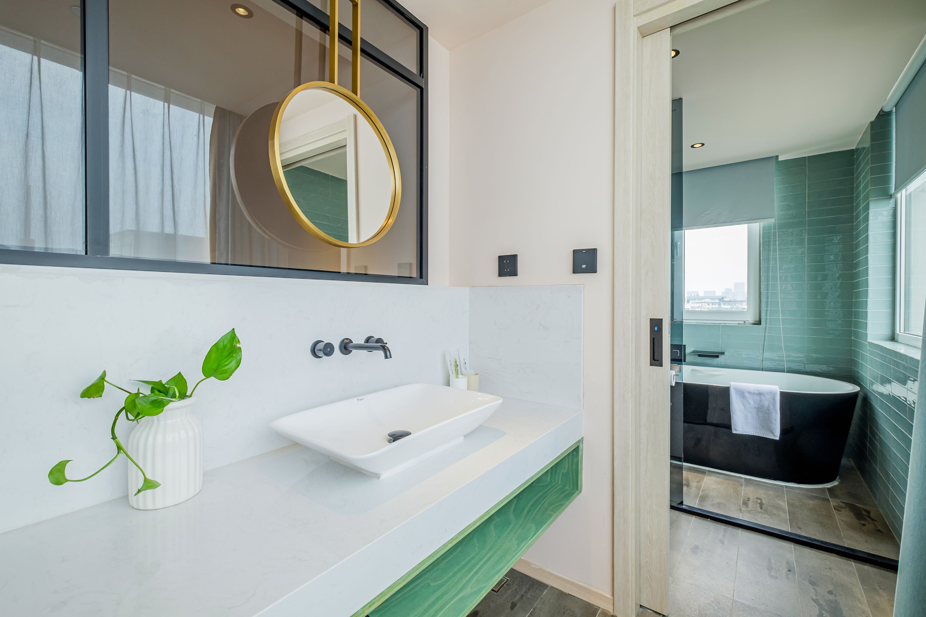 Deluxe Double Room | Bathroom | Free toiletries, hair dryer, slippers, towels