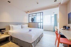 Minibar, caja de seguridad en la habitación y escritorio 