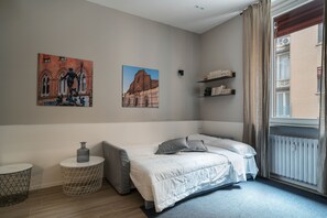 Studio | Iron/ironing board, bed sheets - San Petronio Central Studio (Bologna)