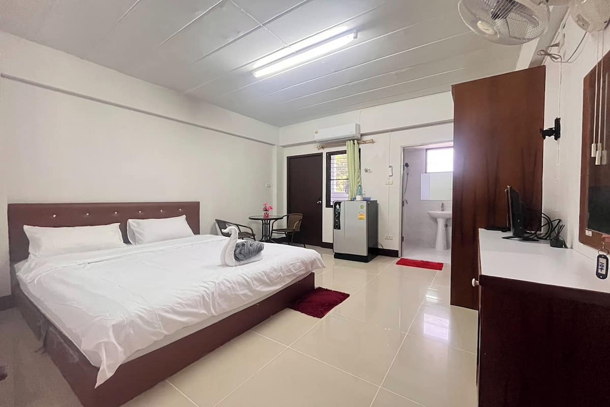 Standaard tweepersoonskamer | Een bureau, extra bedden, gratis wifi, beddengoed