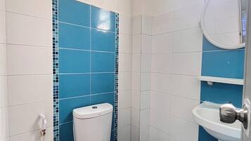 Standard Twin Room | Bathroom | Shower, rainfall showerhead, free toiletries, towels