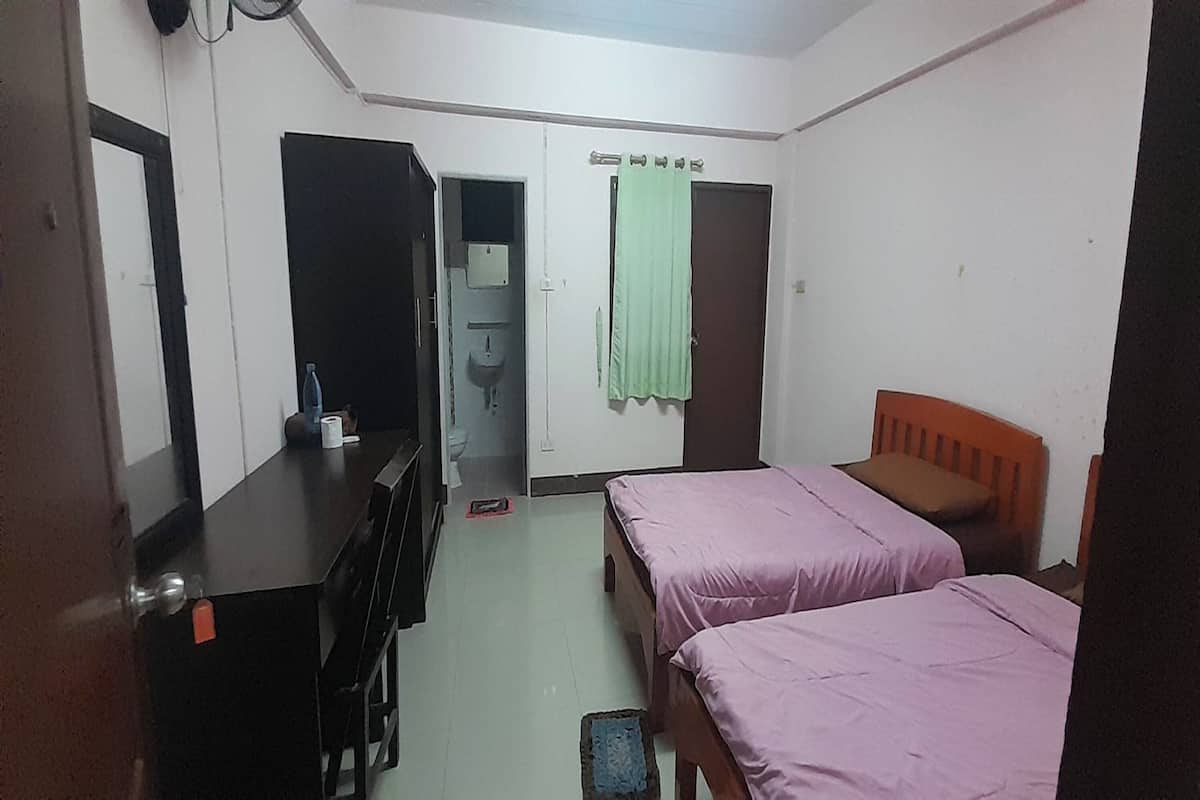 Eenvoudige Twin kamer | Een bureau, extra bedden, gratis wifi, beddengoed