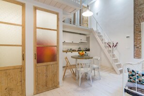 Maisonette, 1 Schlafzimmer | Essbereich im Zimmer