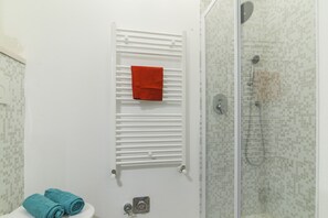Maisonette, 1 Schlafzimmer | Dusche im Bad