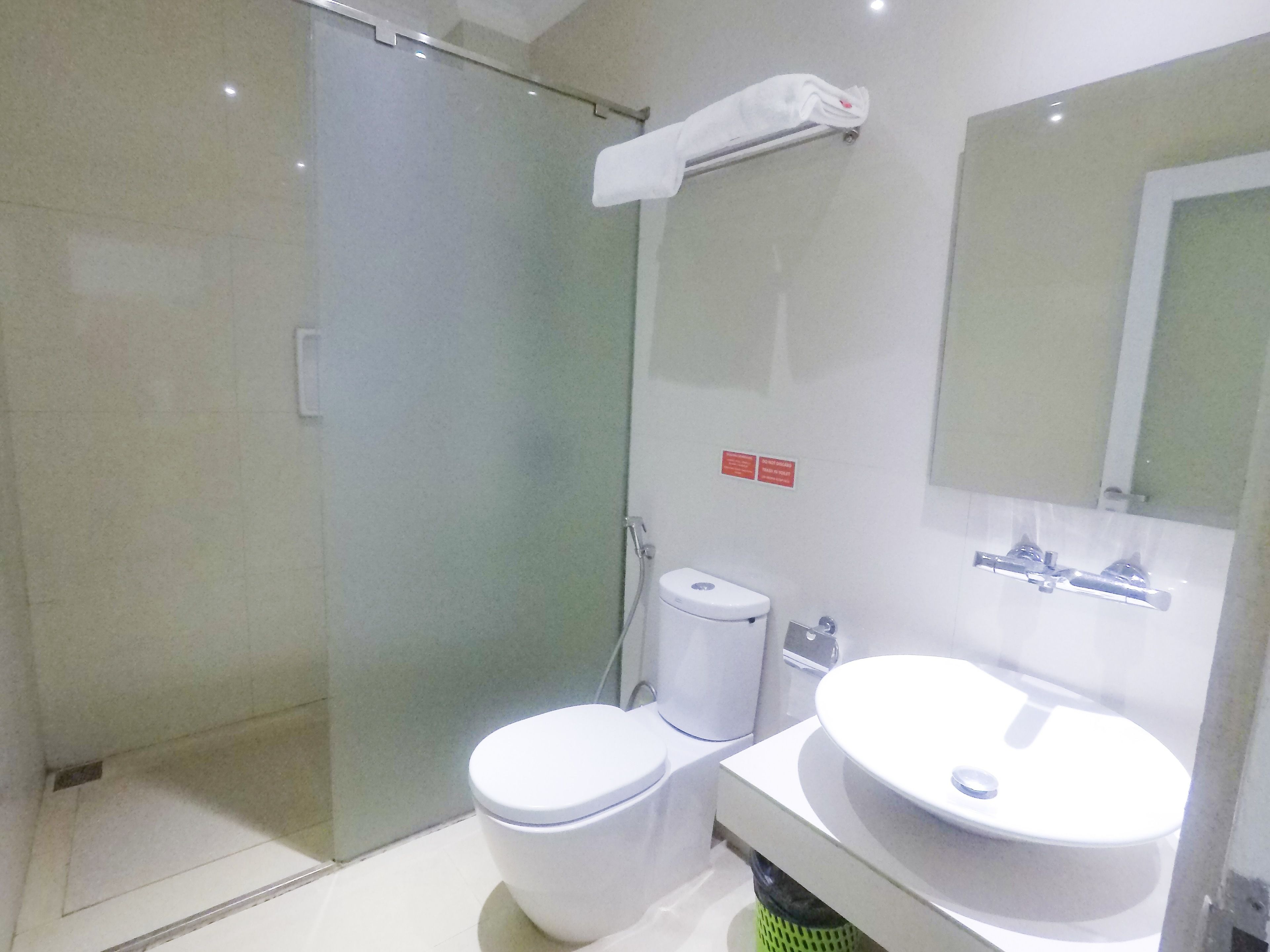 Habitación estándar con 2 camas individuales, 2 camas individuales | Baño | Regadera, amenidades de baño gratuitas, toallas 