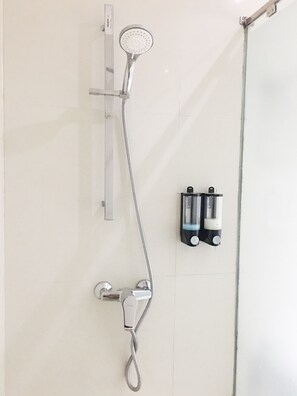 Shower, free toiletries, towels