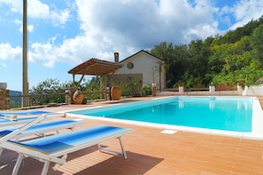 Piscine extérieure en saison