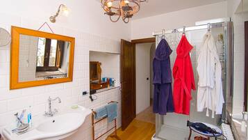 Casa, 2 camere da letto, piscina privata | Bagno | Vasca e doccia separate, bidet, asciugamani