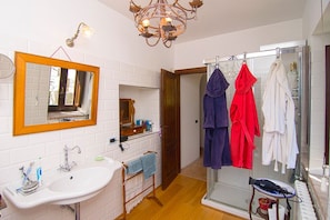 Ferienhaus, 2 Schlafzimmer, eigener Pool | Badezimmer | Badewanne und Dusche (separat), Bidet, Handtücher