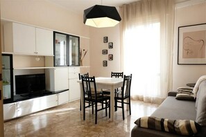 Apartamento, 1 quarto | Sala de estar | TV de tela plana