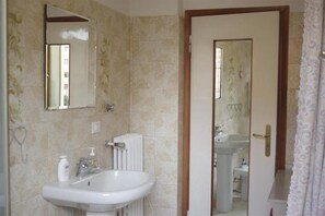 Apartamento, 1 quarto | Pia do banheiro