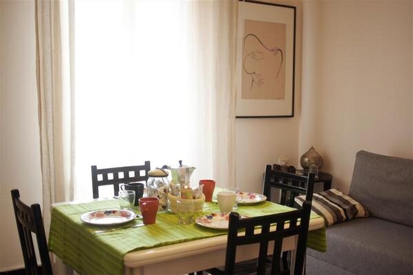 Apartamento, 1 quarto | Opções para refeição no quarto