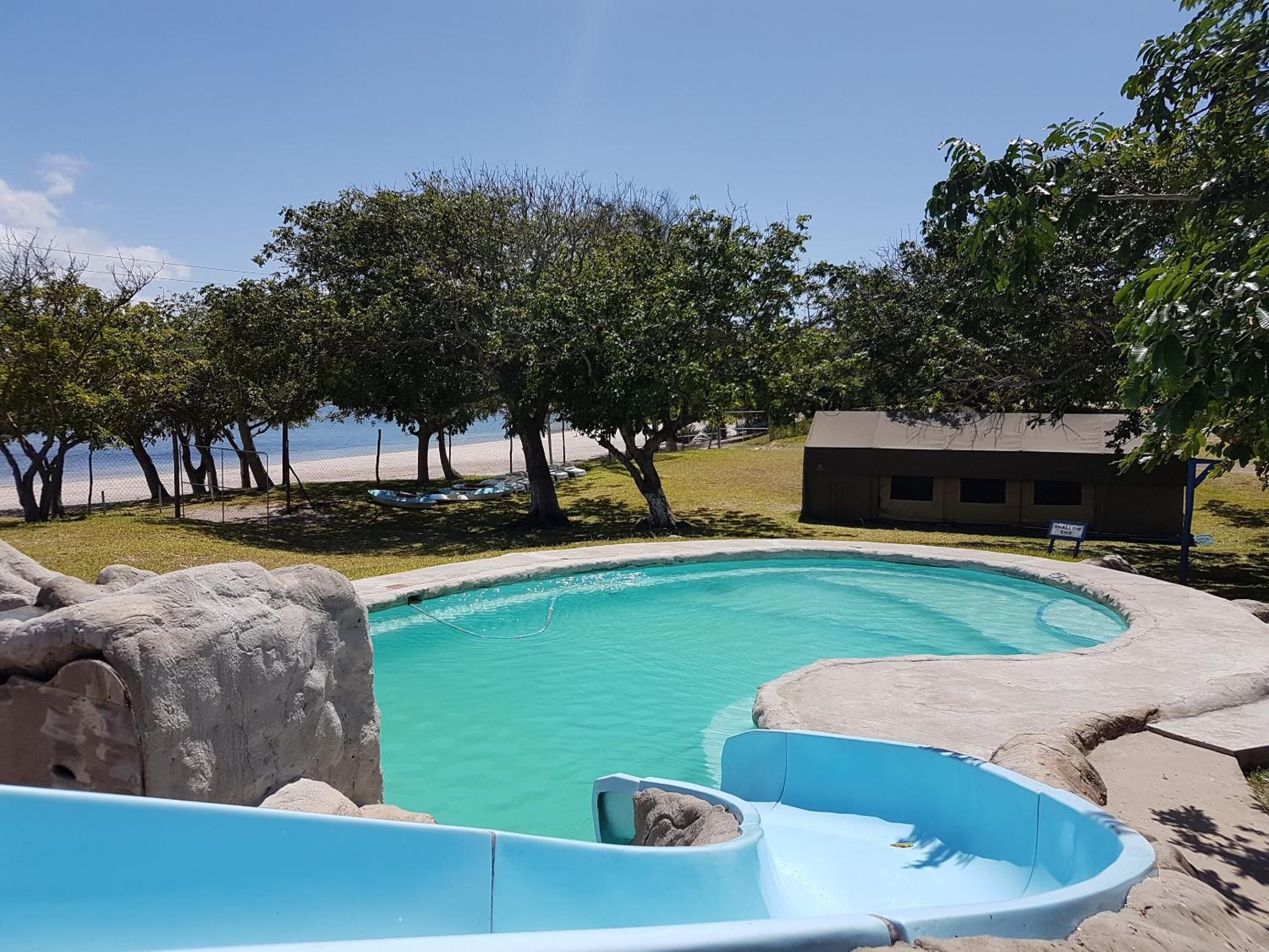 Hồ bơi ngoài trời, dù/ô trên bãi biển/hồ bơi, ghế dài tắm nắng 