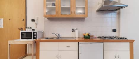 Suite Studio, non-fumeurs | Coin cuisine privé | Réfrigérateur, micro-ondes, plaque de cuisson, machine à expresso