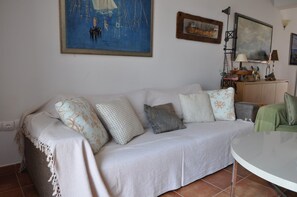 วิลล่า, 5 ห้องนอน, เห็นวิวทะเลบางส่วน | ห้องนั่งเล่น | ทีวีจอแบน