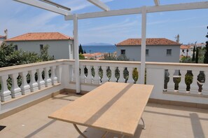 Villa, 5 slaapkamers, gedeeltelijk uitzicht op zee | Terras