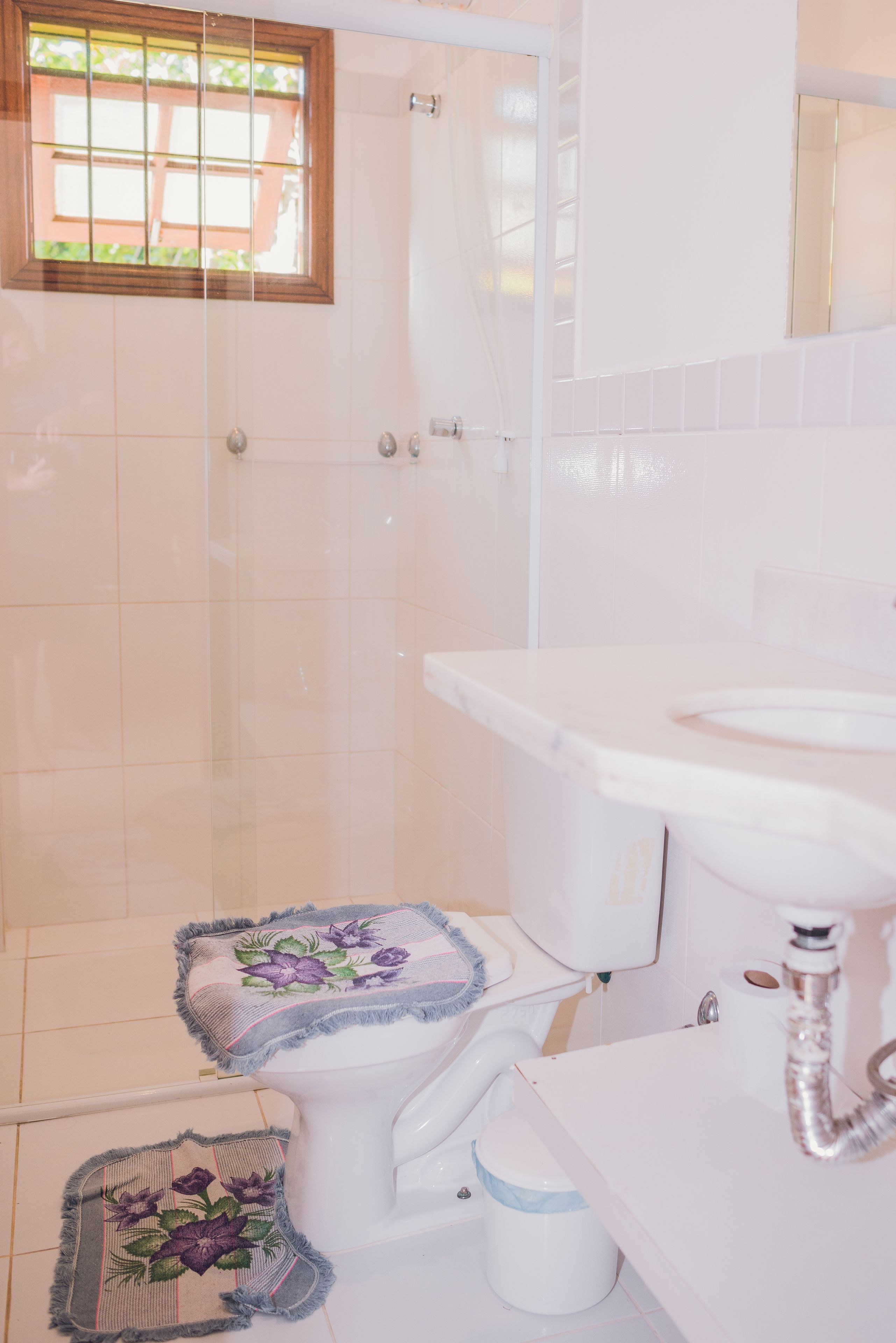 Een badkamer met toilet, bidet en wastafel.