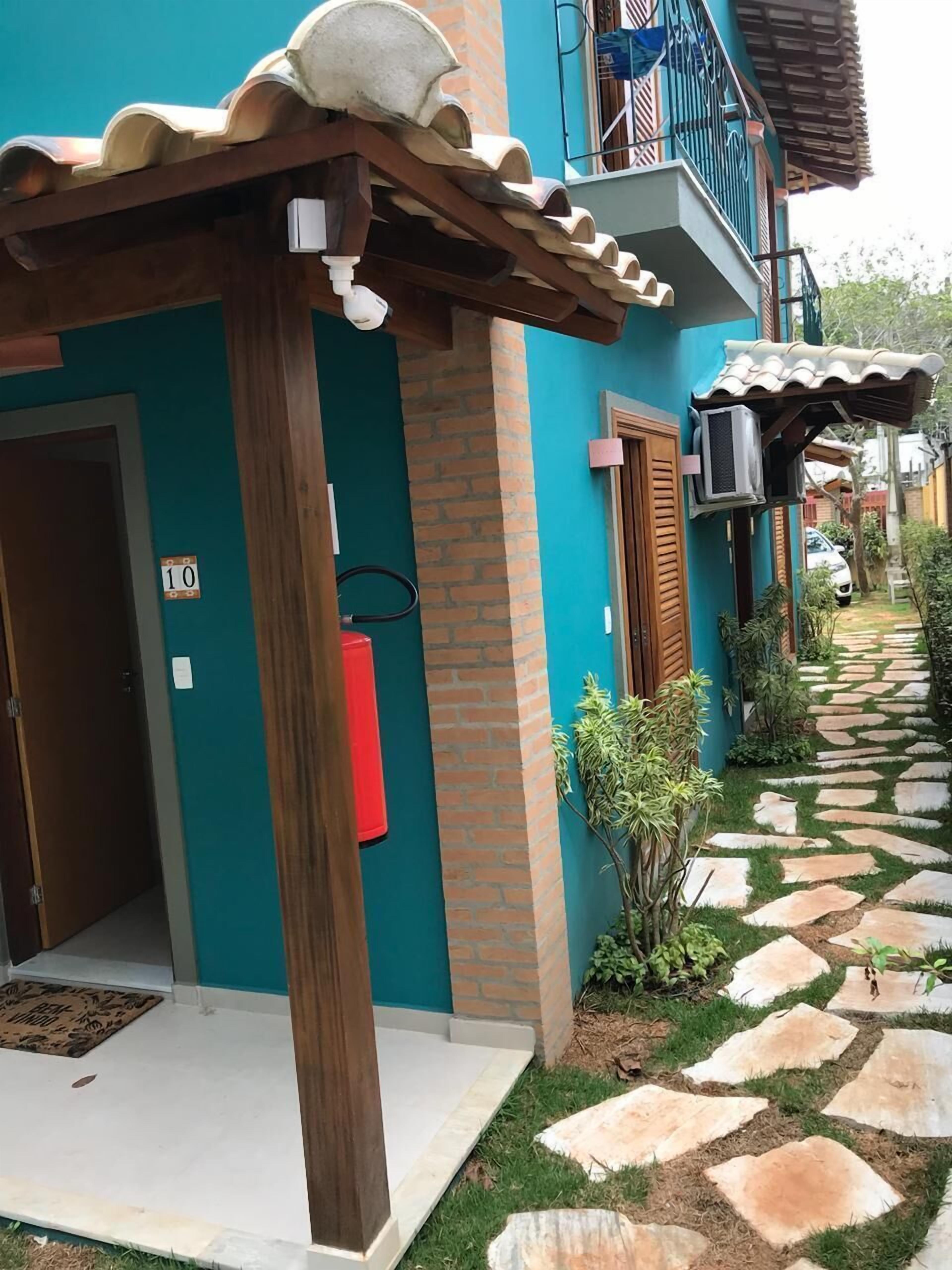 Um edifício com um caminho de pedra que leva a uma porta com o número 10.