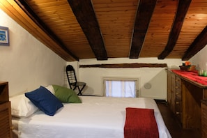 Studio, Non Smoking | Desk, iron/ironing board, free WiFi, bed sheets