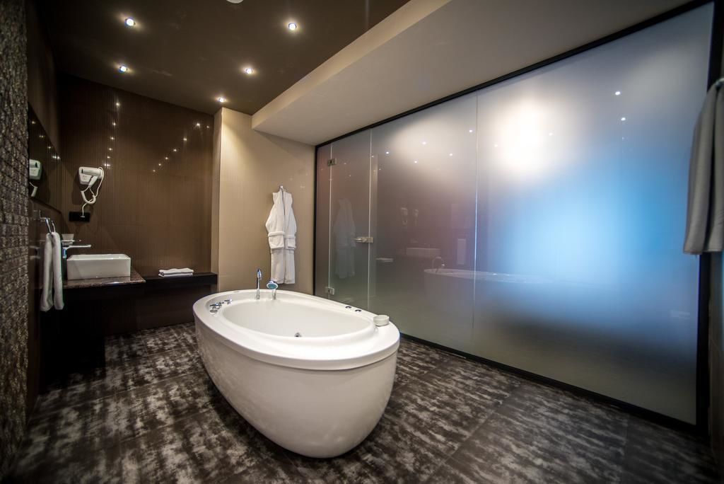 presidential apartment, 3 bedrooms | bathroom | separate bathtub and shower, deep-soaking bathtub, rainfall showerhead