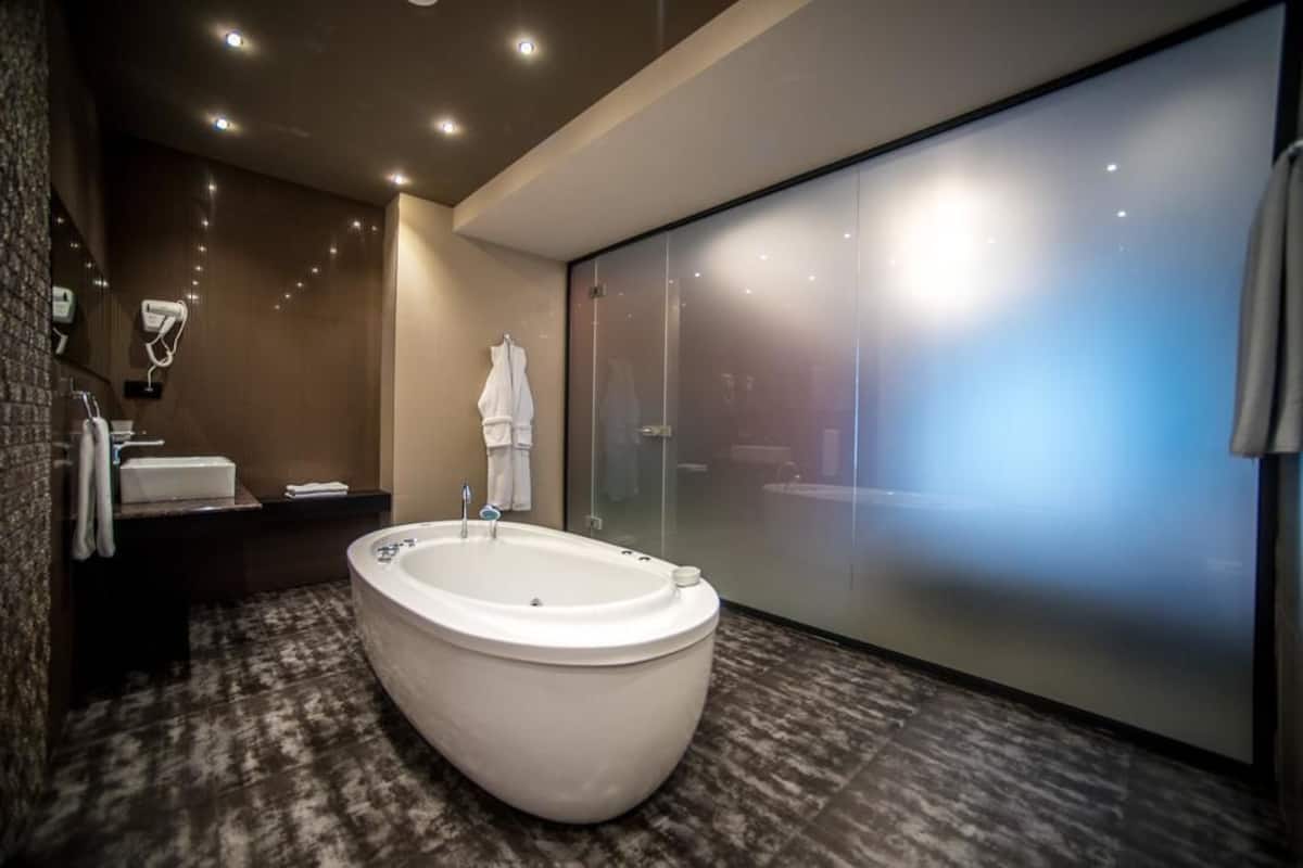 presidential apartment, 3 bedrooms | bathroom | separate bathtub and shower, deep-soaking bathtub, rainfall showerhead