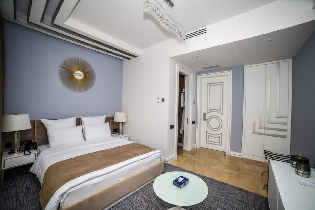 Standaard eenpersoonskamer, 1 kingsize bed, niet-roken, uitzicht op stad | Luxe beddengoed, een minibar, een kluis op de kamer